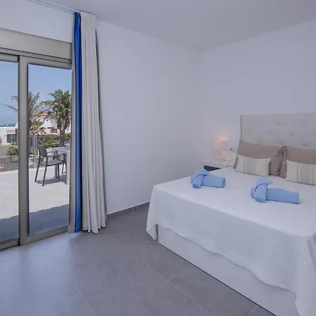 2 Beachfront By Holidays *