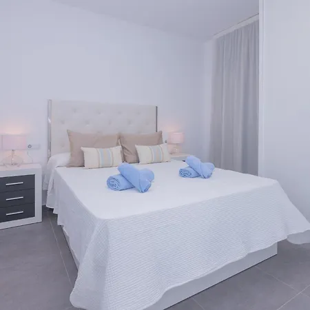 Poris 2 Beachfront By Holidays Κοραλέχο